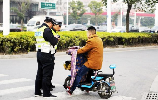 電動(dòng)車不戴頭盔罰款.jpg